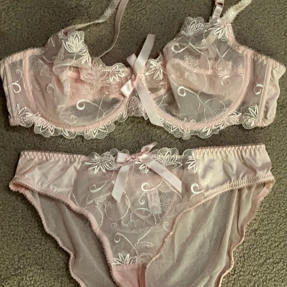 NWOT Elegant Pink Lace Lingerie Set by Woman Temptations. Bra 42C, Panties XXL - Picture 4 of 6